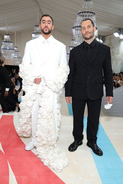 Bad Bunny eligió como acompañante a Simon Porte Jacquemus, que le diseñó para la ocasión un traje blanco con una capa repleta de rosas. La capa recordaba a la que lució Rihanna.