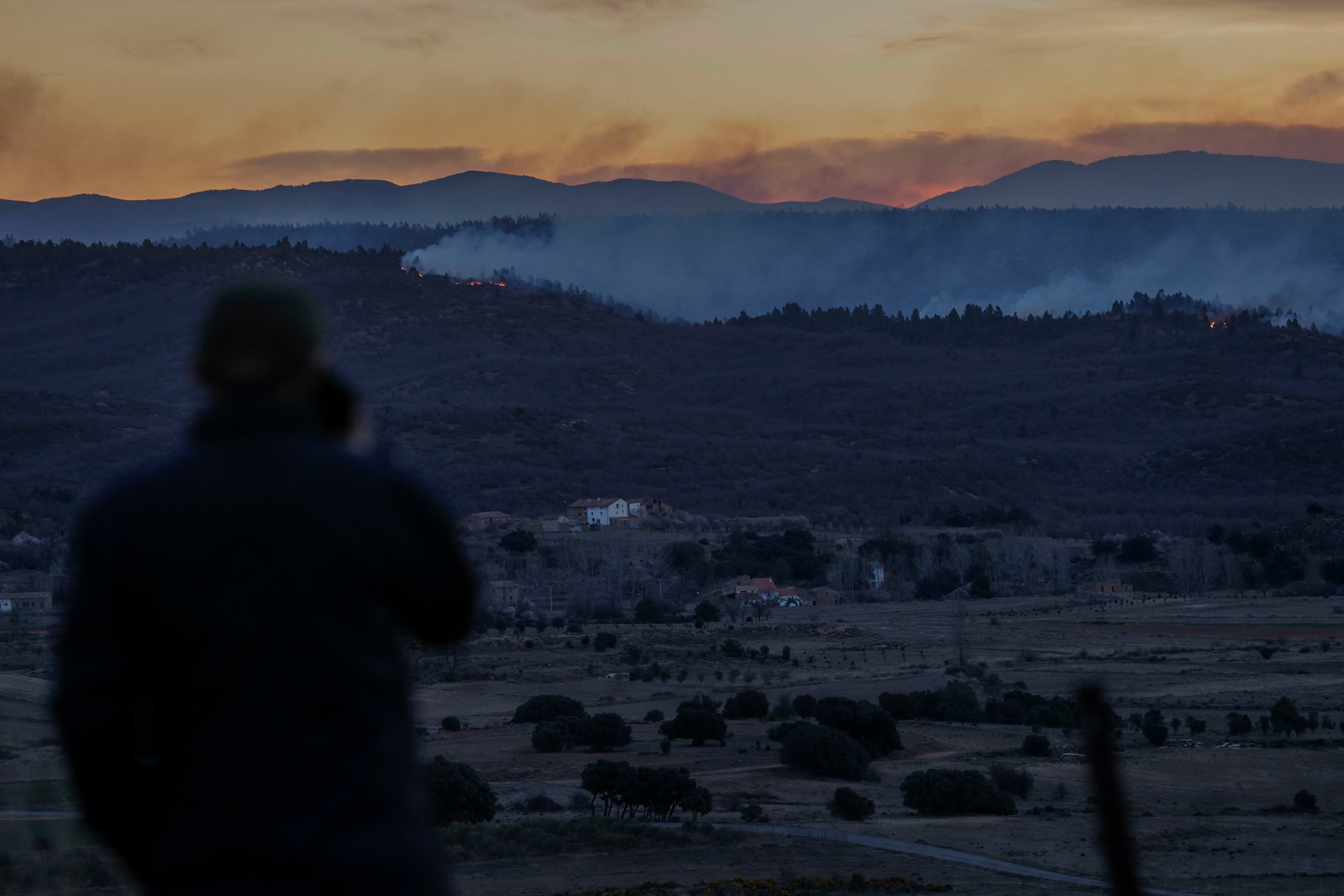 Vista general del incendio forestal en Villanueva de Viver, el jueves. 