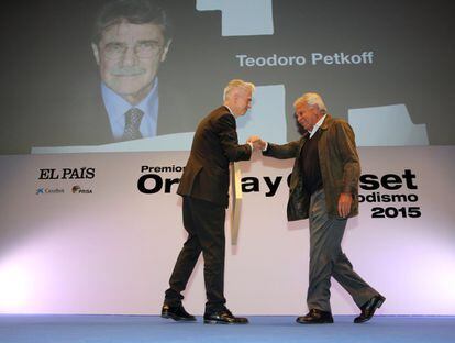 El exdirector de EL PAÍS Javier Moreno entrega a Felipe González el premio que recoge para el periodista venezolano Teodoro Petkoff.