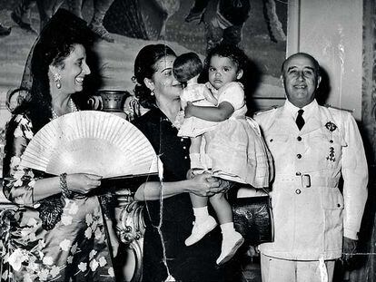 El bautizo. Aída Trujillo, en brazos de su madre y con sus padrinos, Carmen Polo y Francisco Franco, en 1954.