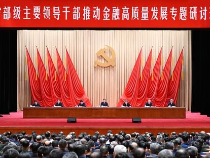 El presidente de China, Xi Jinping, el 16 de enero en una “sesión de estudio” sobre asuntos económicos con los principales actores financieros del país.