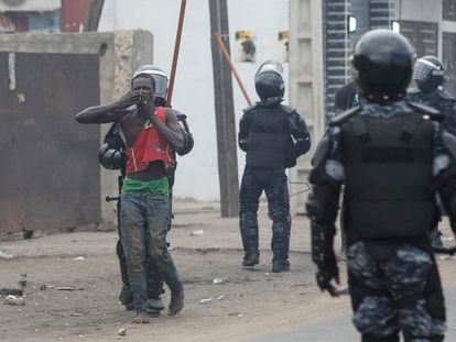 Un policía detiene a un partidario de Ousmane Sonko en las protestas por la detención del líder opositor, este lunes en Dakar.