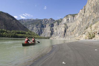 A la reserva nacional de Nahanni, en la frontera del Yukón, solo se puede llegar por aire o mar, se articula en torno al río South Nahanni, que fluye a lo largo de más de 500 kilómetros a través de las escarpadas montañas Mackenzie. Sólo unos mil visitantes llegan cada año hasta aquí, la mitad de ellos piragüistas que tratan de conquistar este legendario cauce. La recompensa es como para pensárselo: cataratas de treinta pisos de altura, altísimos cañones y leyendas de gigantes. Esta es una tierra de pioneros que llegaron en busca de oro y dejaron sus propias historias sobre tribus salvajes, oro y muertes misteriosas. Una parada que merece la pena son las cataratas Virginia, el salto de agua más alto de Canadá, en el curso medio del río Nahanni.