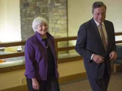 Janet Yellen, presidenta de la Reserva Federal (Fed), junto a su hom&oacute;logo del BCE, Mario Draghi, en Jackson Hole