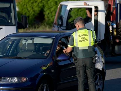 El conductor de un vehículo se somete a un control de alcoholemia en una carretera de O Carballo, Oleiros (A Coruña) este lunes.