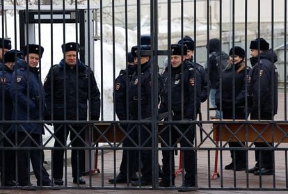 Dozens of police officers stand guard this Friday outside the Orthodox church in the Moscow neighborhood of Mariino.