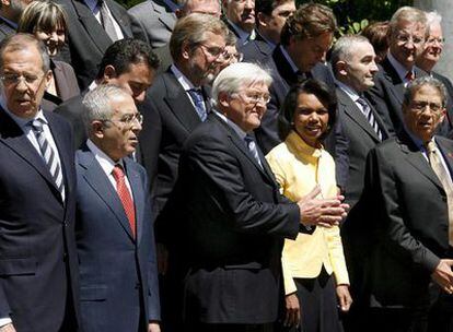 Varios ministros de Exteriores, entre ellos la secretaria de Estado norteamericana, Condoleezza Rice, posan durante su participación en la Conferencia en Apoyo de la Seguridad Civil y el Imperio de la Ley en Palestina celebrada en Berlín