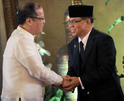 El presidente de Filipinas, Benigno Aquino (a la izquierda), saluda al jefe de la guerrilla MILF en Manila.