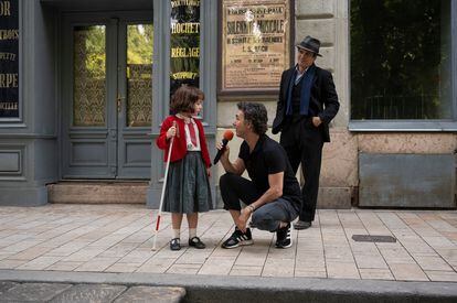 El director Shawn Levy da indicaciones a la pequeña Nell Sutton en presencia de Mark Ruffalo durante el rodaje de 'La luz que no puedes ver'.