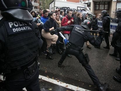 Cargas y una detención durante una acción para impedir un desahucio en Barcelona