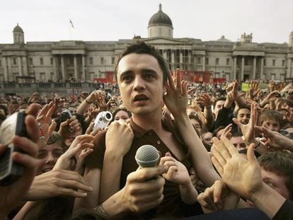 Pete Doherty rodeado de gente el 1 de mayo de 2005 en Trafalgar Square, Londres. La imagen está tomada durante el concierto 'Música contra el fascismo'.