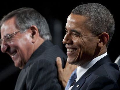 Barack Obama bromea con Le&oacute;n Panetta en su acto de despedida. 