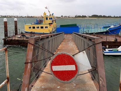 En la imagen, servicio de conexiones fluviales en el Guadiana interrumpido por el cierre de fronteras. En vídeo, vuelo de dron de la Policía Local de Ayamonte para comprobar el cumplimiento de las medidas del estado de alarma.