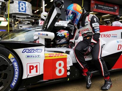 Alonso y Buemi conversan en el Toyota TS050, en Silverstone.