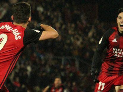 Matheus y Merquelanz celebran el primer gol del Mirandés.
