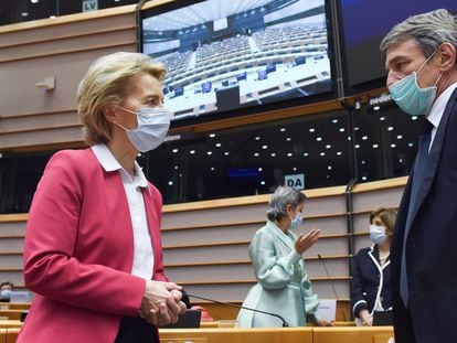 La presidenta de la Comisión, Ursula von der Leyen habla con el presidente del Parlamento Europeo, David Sassoli.
