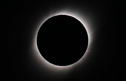 El Sol cubierto por la luna durante el eclipse solar total.