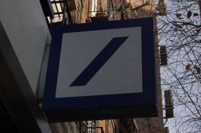 Logotipo de la entidad bancaria Deutsche Bank en una sucursal de la calle López de Hoyos de Madrid. EFE/Archivo