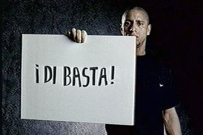 Roberto Carlos, del Real Madrid, en una imágen de la campaña que protagonizan en televisión contra el racismo.