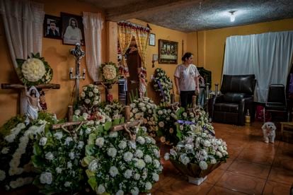 Noemí observa las flores en memoria de su hermano Daniel, en la casa familiar de Iztapalapa, Ciudad de México. 