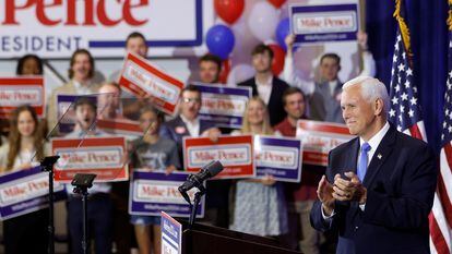 Mike Pence aplaude durante el anuncio de su candidatura en Iowa (EE UU), este miércoles.