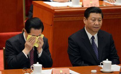 El presidente chino saliente, Hu Jintao, se refresca la cara junto a su sucesor, Xi Jinping, en la Conferencia política consultiva en el Palacio del Pueblo de Pekín.