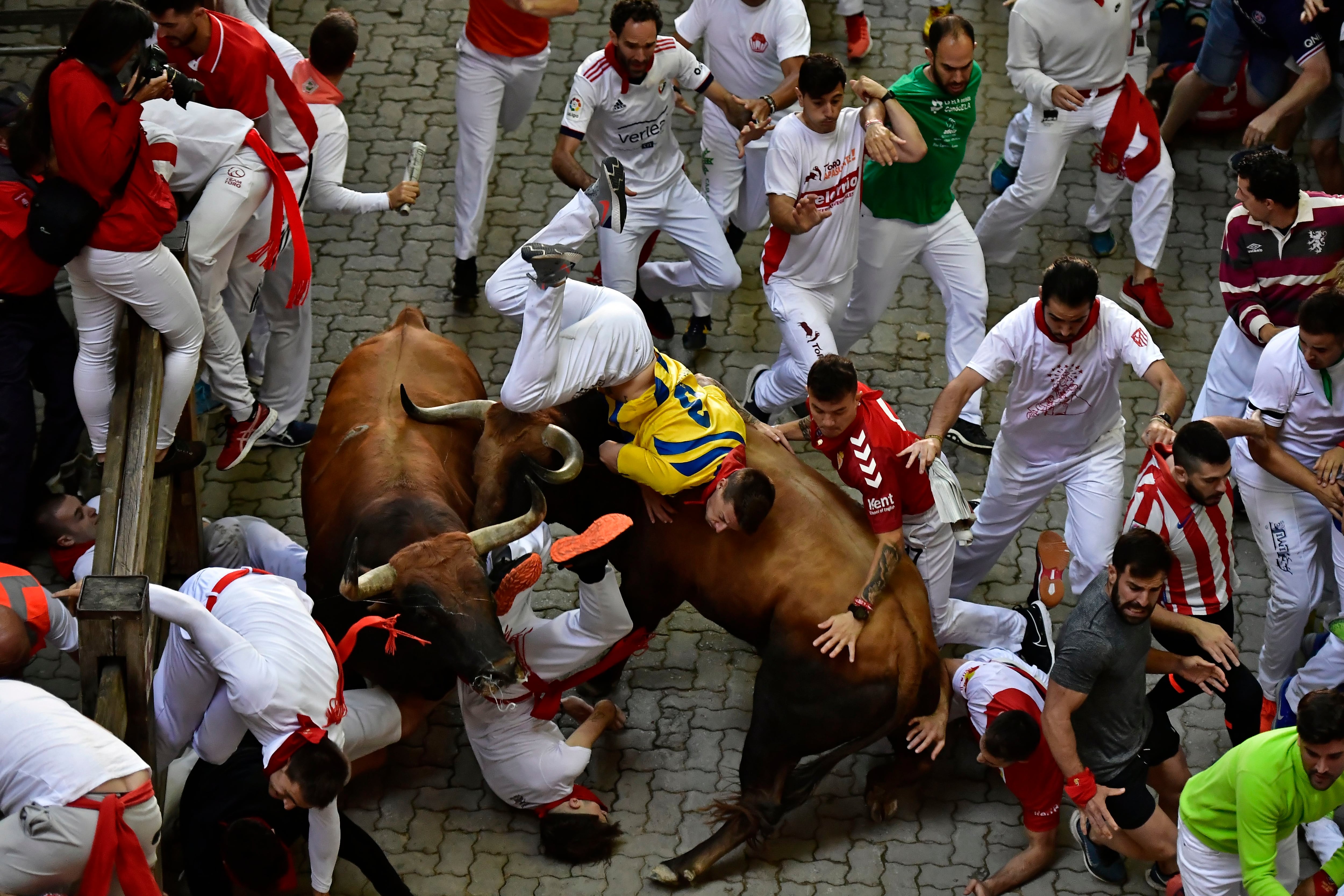 Los toros gaditanos de Cebada Gago han protagonizado este lunes el quinto encierro de San Fermín por las calles de Pamplona en una carrera larga y peligrosa, de tres minutos y 12 segundos. 