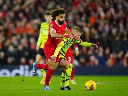 Salah y Zinchenko pugnan por el esférico en el duelo entre el Liverpool y el Arsenal.