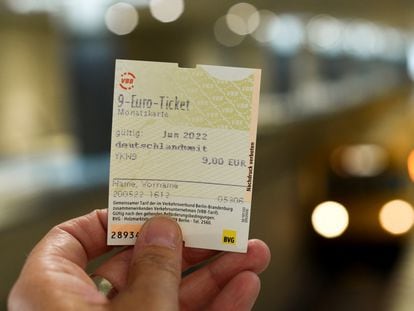 Un billete mensual de transporte para junio de nueve euros, expedido el viernes en una estación de metro de Berlín.