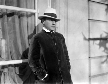 El actor y director Sacha Guitry en París en 1927.