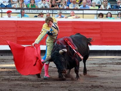 Román, en un derechazo al primer toro de la tarde.