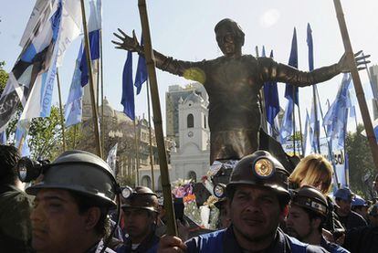 Un grupo de mineros saca en procesión en Buenos Aires una estatua de Néstor Kirchner.