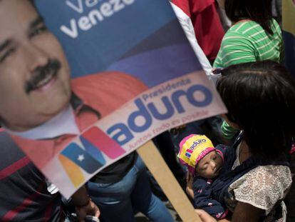 Un cartel de Maduro en un mitin en Caracas.