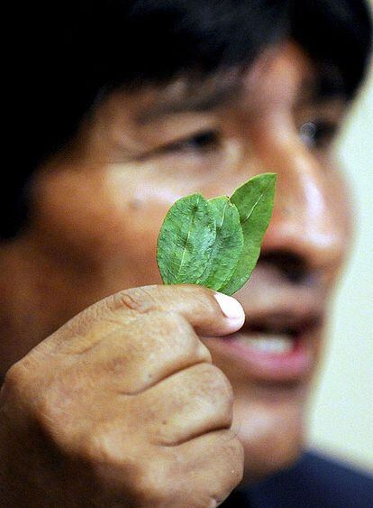 Morales sostiene hojas de coca ante la Convención de la ONU.