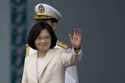 La presidenta de Taiwan, Tsai Ing-wen, saluda tras tomar posesión este viernes.