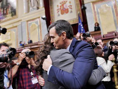 El presidente del Gobierno, Pedro Sánchez, abraza al líder de Unidas Podemos, Pablo Iglesias, tras superar la segunda votación del pleno de investidura.
