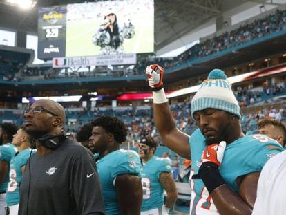 El defensa del Miami Dolphins, Robert Quinn, levanta el puño durante el himno. 