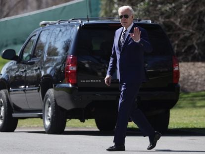 El presidente de Estados Unidos, Joe Biden, en una imagen tomada este jueves de camino a Filadelfia.