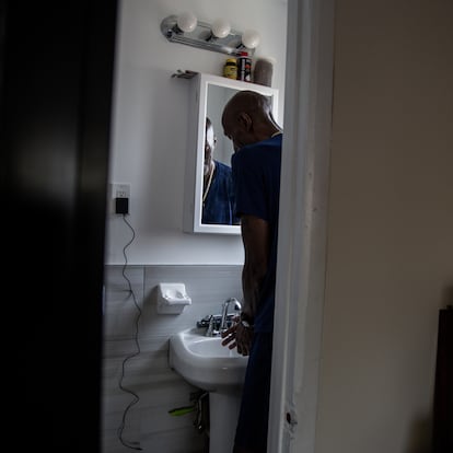 Kevin Mays en su casa en El Bronx, el 19 de mayo de 2021. Mays pasó 15 de los 28 años que estuvo encarcelado en una celda de aislamiento.