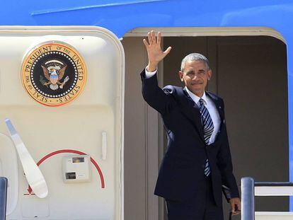 Obama saluda desde el Air Force One en la base aérea de Torrejón de Ardoz.