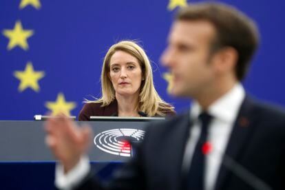 La recién elegida presidenta del Parlamento Europeo, Roberta Metsola, escucha la intervención de Emmanuel Macron, este miércoles.
