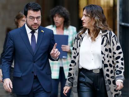 El 'president', Pere Aragonès, acompañado por la titular de Presidencia, Laura Vilagrà, a su llegada a la reunión semanal del Govern, este martes en Barcelona.