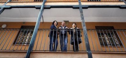 Elena Martí, Salva Martí y Ana María Esteban, vecinos de las viviendas afectadas.