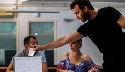 Un trabajador, en la votación de este jueves.