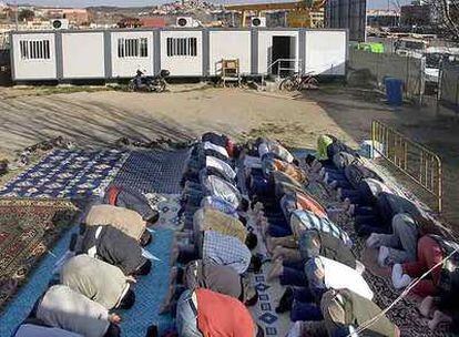 Oración del viernes en el descampado que acoge la mezquita de Santa Coloma de Gramanet, en Barcelona.