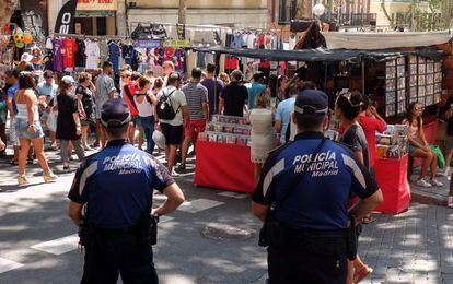 Dos policías municipales patrullaban el pasado domingo por el Rastro.