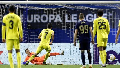 Gerard Moreno anota de penalti este jueves ante el Dinamo de Zagreb en la ida de los cuartos de final de la Europa League.