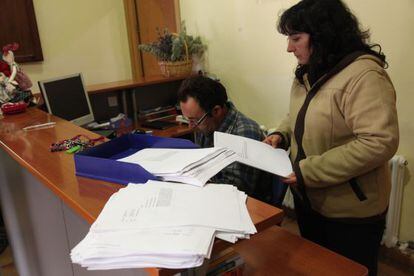 Administrativos del Ayuntamiento achivan las solicitudes de empleo. 