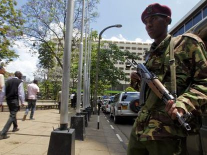 Un soldado monta guardia en una céntrica calle de Nairobi.