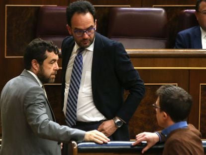Desde la izquierda, los diputados Miguel Guti&eacute;rrez, Antonio Hernando e &Iacute;&ntilde;igo Errej&oacute;n en el Congreso.